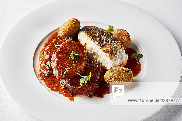 Wolfsbarsch mit Tomatensauce