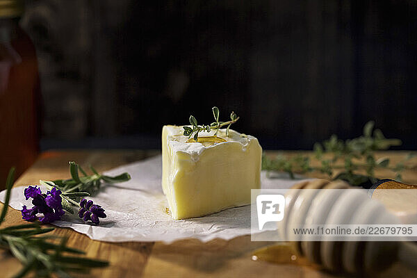 Brie-Käse mit Honig und frischen Kräutern