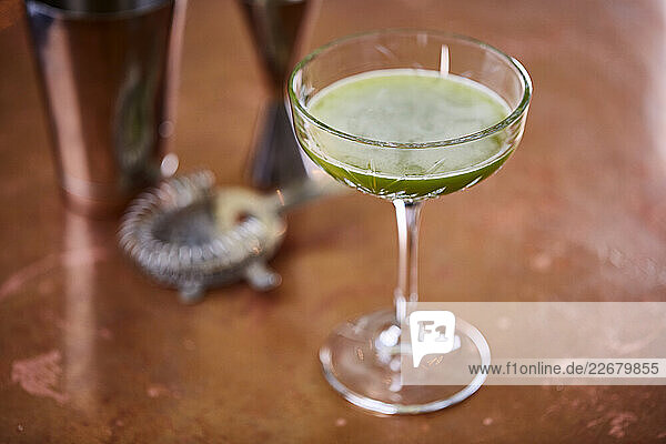 Grüner Cocktail im Coupette-Glas