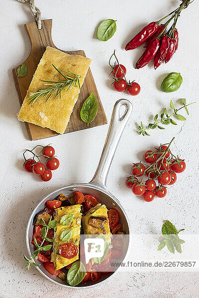 Zucchini-Omelett mit Tomaten-Auberginen-Gemüse