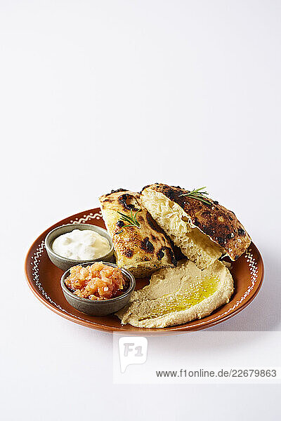 Naan-Brot mit Hummus und Joghurt-Dip