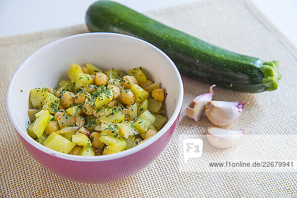 Kichererbsensalat mit Zucchini und Knoblauch
