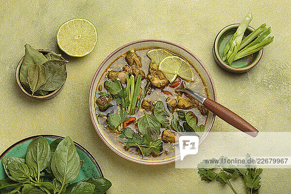 Thai Green Curry mit Huhn und frischen Kräutern