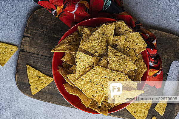Schüssel mit würzigen Mais-Tortilla-Chips