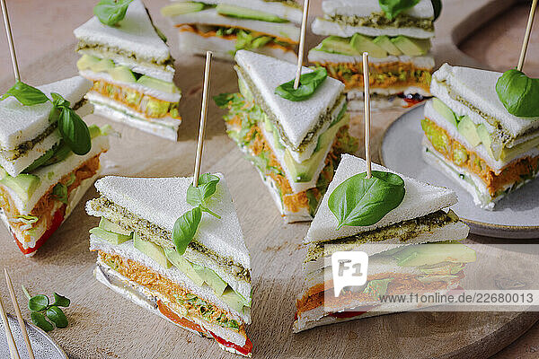 Vegetarische Tramezzini mit Grillgemüse und Avocado