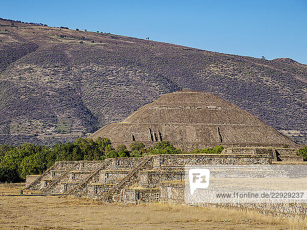 View towards the Pyramid of the Sun  Teotihuacan  Mexico State  Mexico