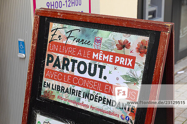 Poster in front of a bookshop. In France  a book costs the same everywhere. With the added benefit of independent advice.