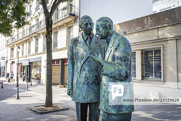 France  ?le-de-France  Hauts-de-Seine  Asni?res-sur-Seine. Statues of General de Gaulle and Andr? Malraux