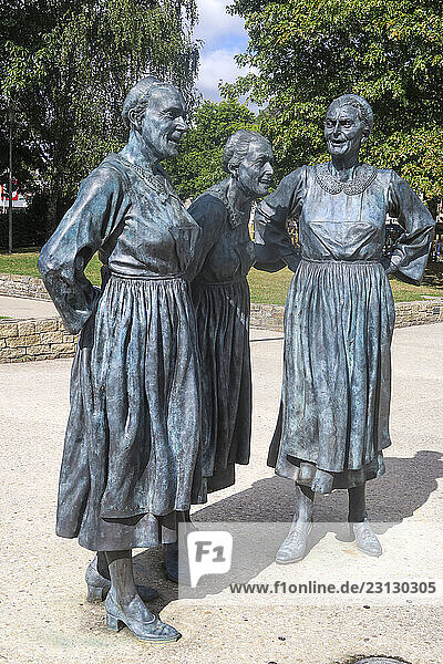 France. Bretagne. Finistère. Carhaix-Plouguer.. La statue des soeurs Troadec  chanteuses traditionnelles. Oeuvre d Annick Leroy. 2014 * France. Brittany. Finistere. Carhaix-Plouguer. The statue of the Troadec sisters  singers. Work by Annick Leroy. 2014