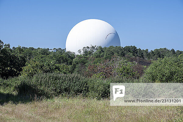 France  Bretagne  Côtes d Armor  Trégor  Pleumeur Bodou  Le Parc du Radôme et la Cité des Télécommunications. Le radôme de 64 mètres de diamètre  construit pour abriter l antenne PB1 qui assurera la première retransmisson mondiale de télévision grâce au satellite Telstar en 1962. Le site arrête son activité en 2003 et est devenu le musée des télécoms. * France  Brittany  Côtes d Armor  Trégor  Pleumeur Bodou  Le Parc du Radôme and the Cité des Télécommunications. The 64-metre diameter radome  built to house the PB1 antenna which would provide the first global television broadcast using the Telstar satellite in 1962. The site ceased its activity in 2003 and became the telecoms museum.