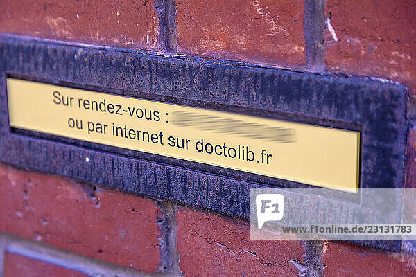 Plaque of a healthcare professional with online appointment booking and Doctolib