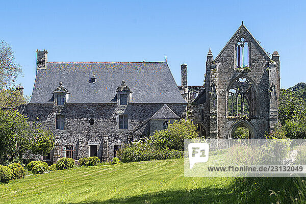 France. Bretagne. Côtes d Armor. Abbaye de Beauport (commune de Paimpol). A gauche: la salle des hôtes  à droite: la façade ouest de l église abbatiale (13ème siècle) * France. Brittany. Côtes d Armor. Beauport Abbey (municipality of Paimpol). Left: the guest room  right: the west facade of the abbey church (13th century)