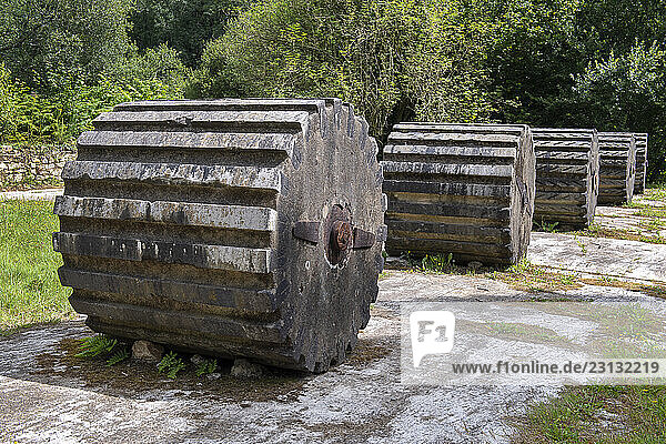 France. Bretagne. Côtes d Armor. La vallée des Papeteries. Les ruines réhabilitées de l ancienne papeterie Vallée sur les communes de Belle Ile En Terre et Plounevez Moëdec. Active de de 1855 à 1965 l usine est devenue un lieu culturel. Ces cylindres broyaient les vieux tissus qui seront transformés en papier * France. Brittany. Côtes d Armor. The Valley of the Papeteries. The rehabilitated ruins of the former Vallée paper mill in the towns of Belle Ile En Terre and Plounevez Moëdec. Active from 1855 to 1965 the factory has become a cultural place.
