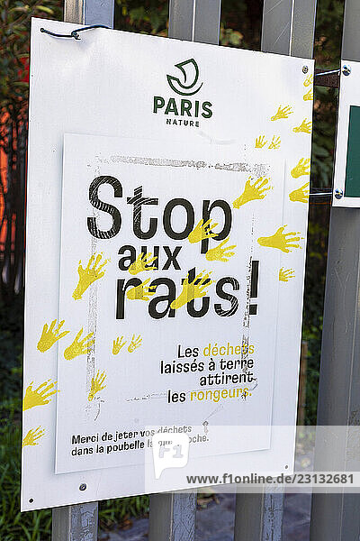 ?le-de-France  Paris  17th arrondissement  Parc des Batignolles. Poster on the presence of rats.