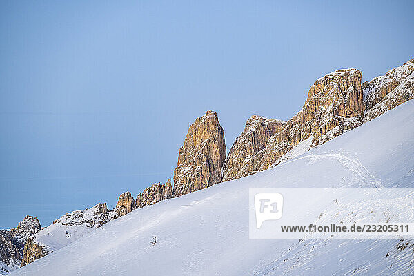 Schöne Landschaft der Bergsilhouetten der Sextner Dolomiten an einem sonnigen Wintertag  Südtirol  Trentino-Südtirol  Südtirol  Italien  Europa