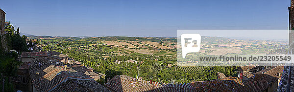 Typische toskanische Landschaft im Val d Orcia mit Hügeln  Bäumen  Feldern  Zypressen  Weinbergen und Wirtschaftswegen im Herbst  Toskana  Italien  Europa